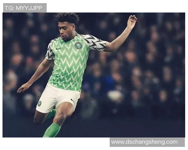 泰国国王与足球明星亲密合影展现友谊与体育精神的完美结合