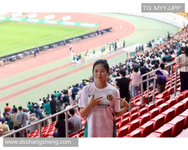 南海足球明星队成员展现风采助力地区足球发展与文化交流