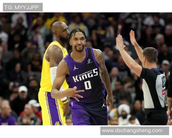 足球明星齐聚湖人主场共赏精彩比赛热情互动引发球迷热议 足球明星齐聚湖人主场共赏精彩比赛热情互动引发球迷热议