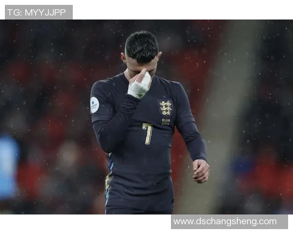 足球明星黑白艺术作品展现他们的激情与风采 足球明星黑白艺术作品展现他们的激情与风采